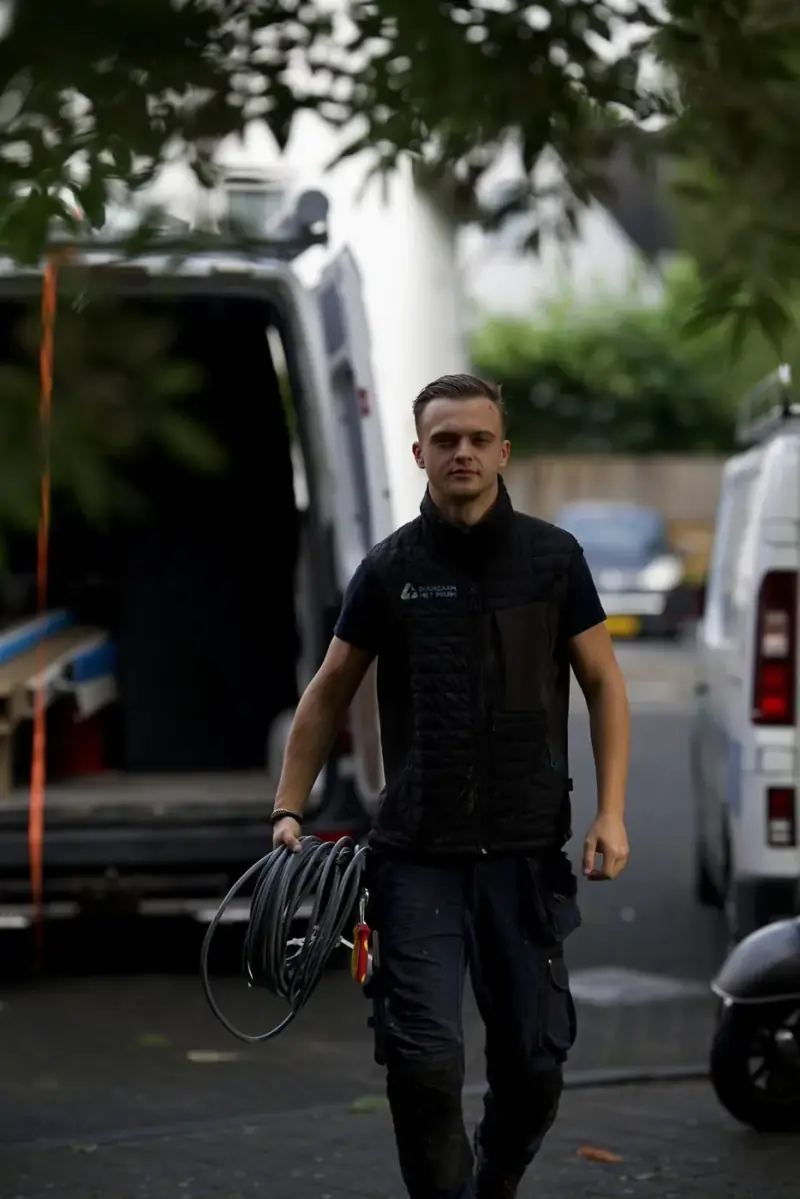 Silvijo Pruim, oprichter van Duurzaam met Pruim, met een rol kabel bij de werkbus
